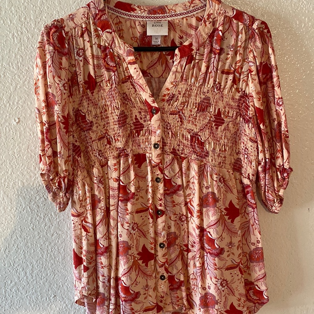 Knox Rose size M, peach/red floral design, button down, v-neck top, great cond.